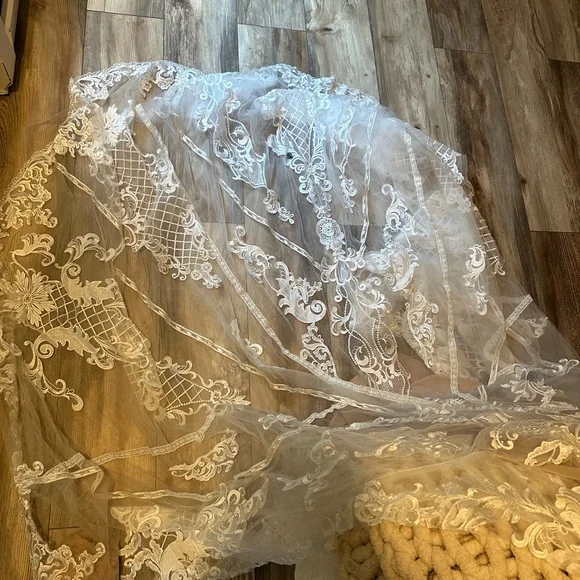 Wedding dress - Picture 3 of 6